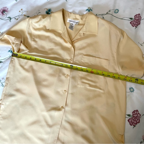 VTG Jones New York Short Sleeved Button Up Blouse Oversized/Relaxed Yellow 10 - Picture 11 of 13